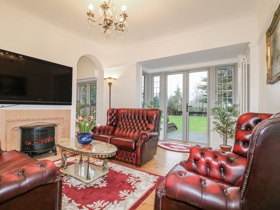 A living room with a television and a coffee table at Mellbreak in Ashby-De-La-Zouch