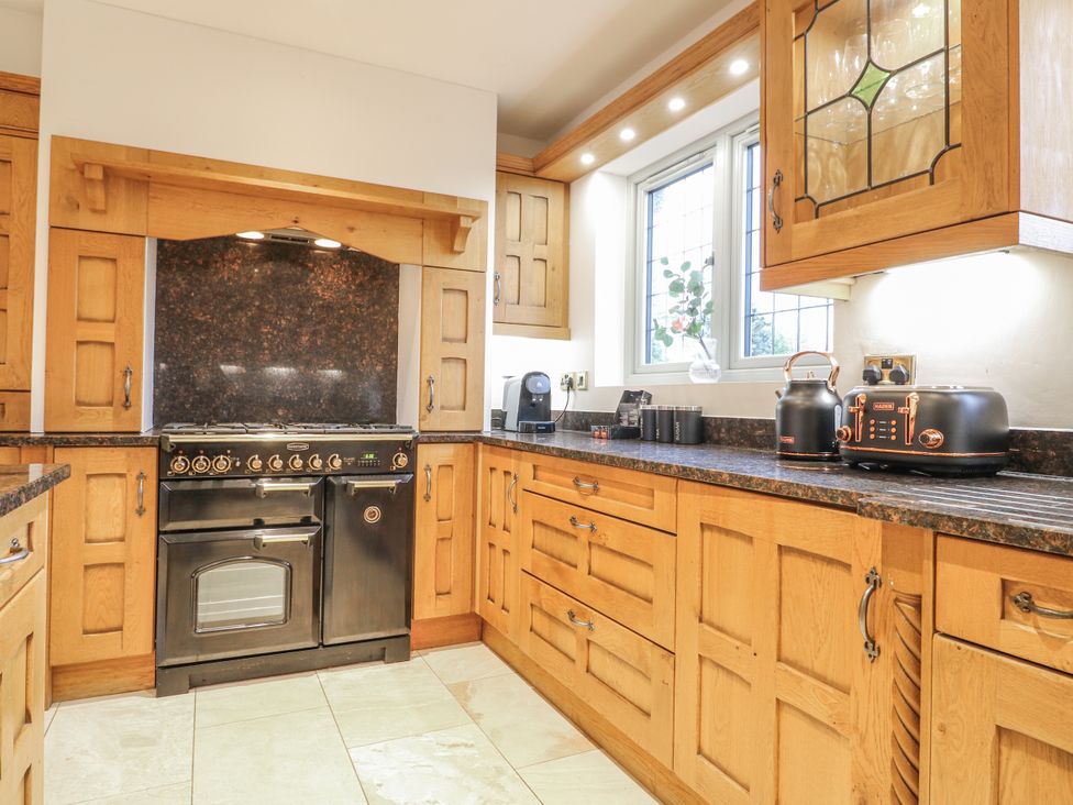 A kitchen featuring an oven and sink at Mellbreak in Ashby-De-La-Zouch
