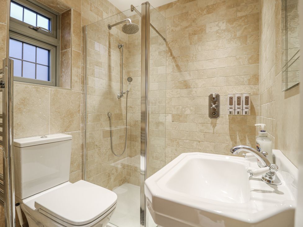 A bathroom with a shower, toilet, and sink at Mellbreak in Ashby-De-La-Zouch