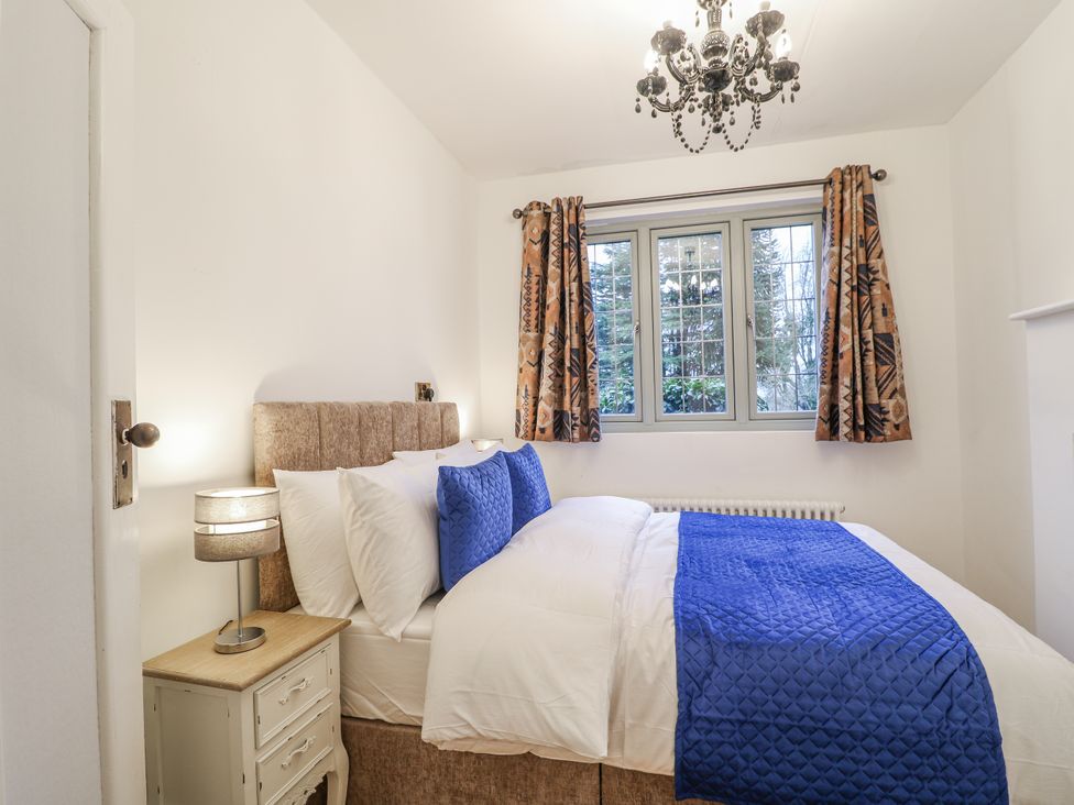 A bedroom featuring a bed with blue bedding at Mellbreak in Ashby-De-La-Zouch