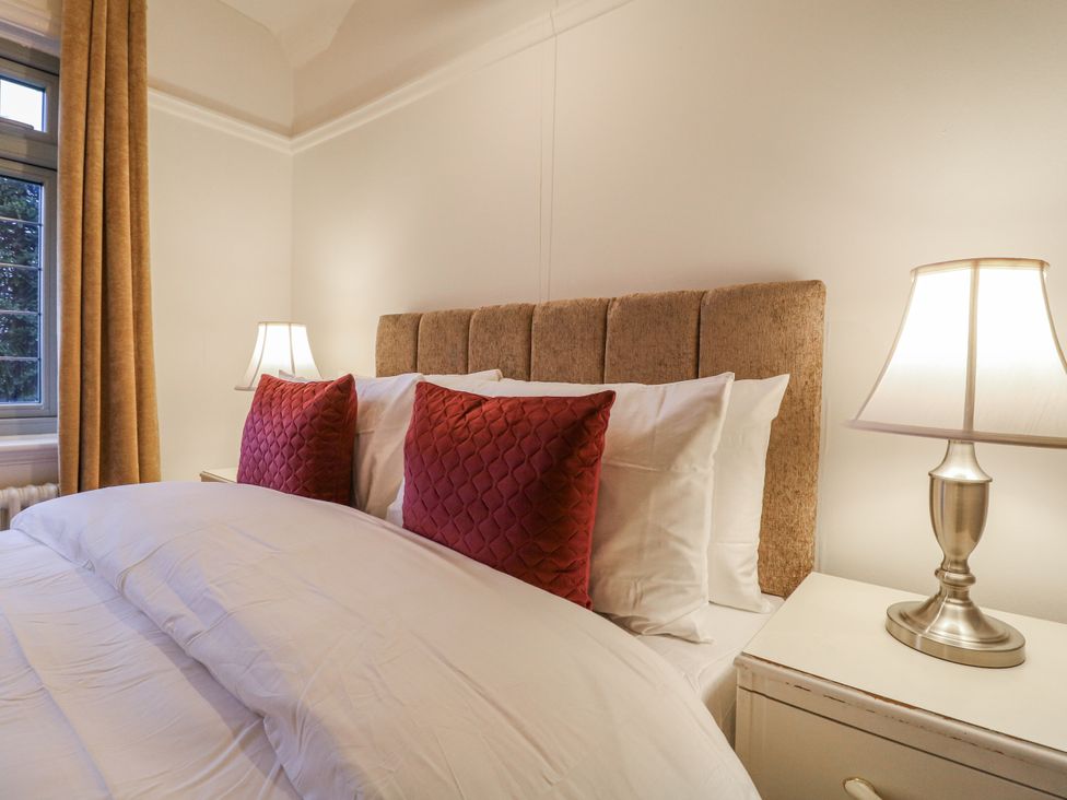 A bedroom with a bed and bedside lamps at Mellbreak in Ashby-De-La-Zouch