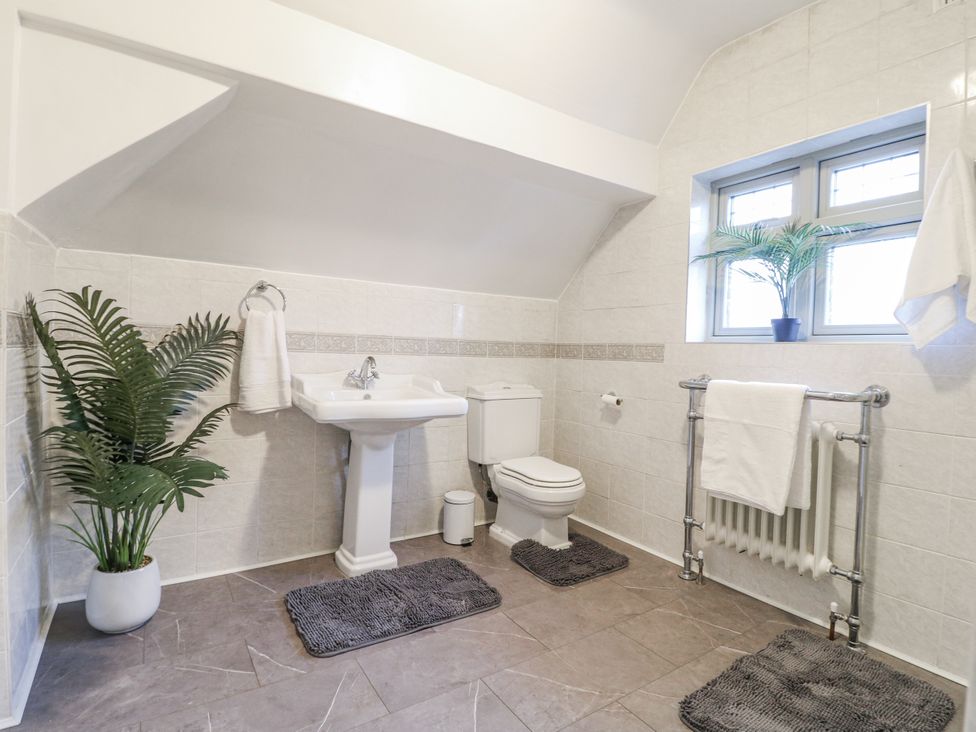 A bathroom with a sink and toilet at Mellbreak in Ashby-De-La-Zouch