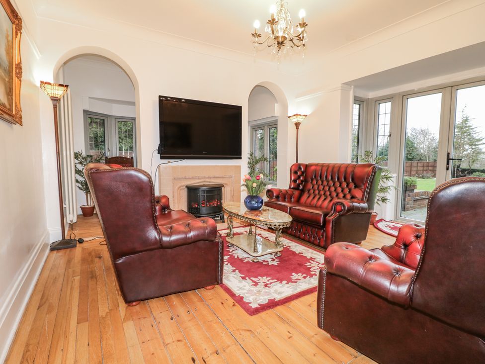 A living room with sofas and a TV at Mellbreak in Ashby-De-La-Zouch