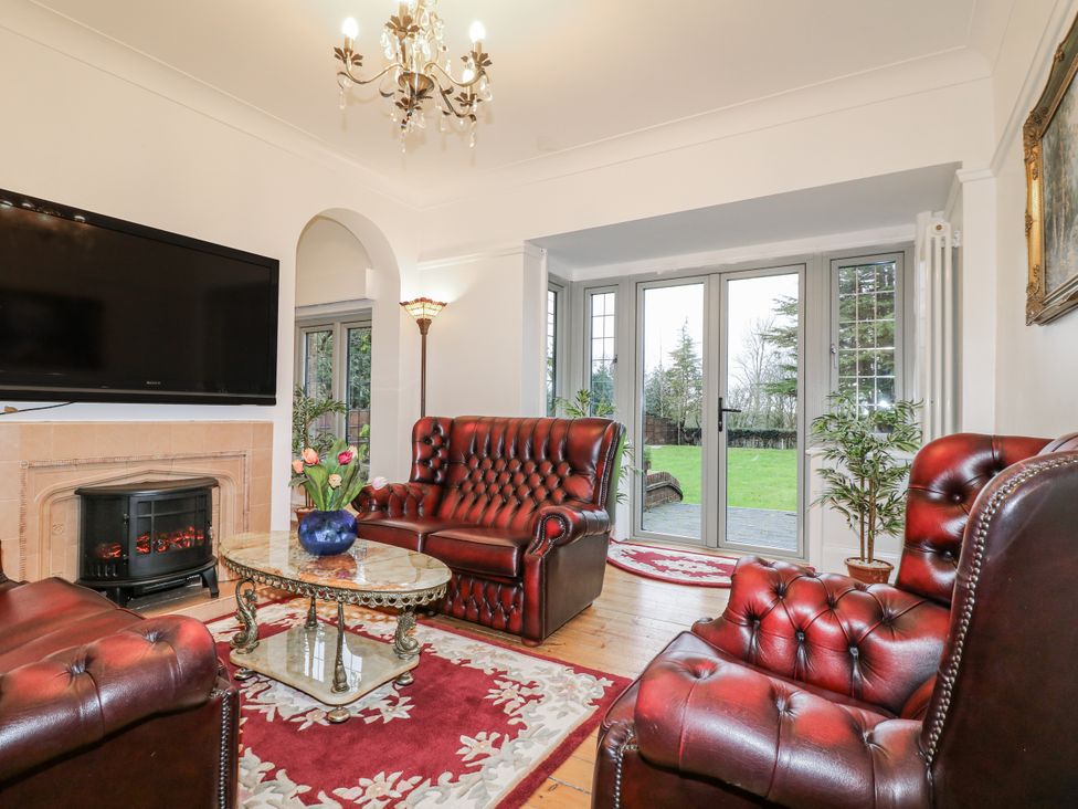 A living room with a sofa and coffee table at Mellbreak in Ashby-De-La-Zouch