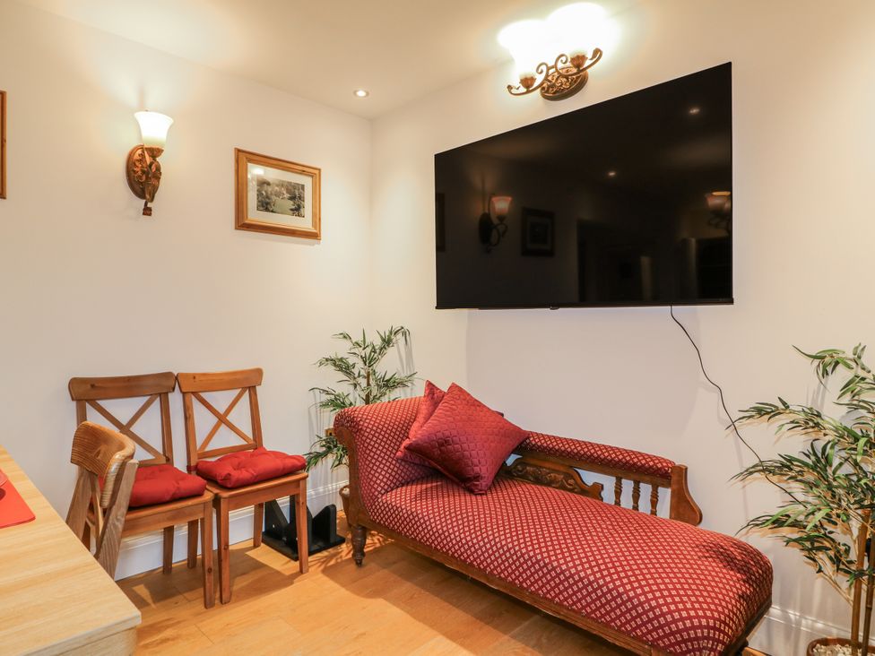 A living room with a television and a sofa at Mellbreak in Ashby-De-La-Zouch