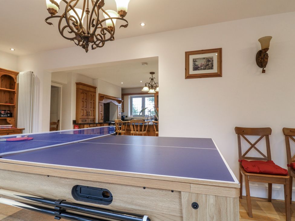 A dining room with a ping pong table and chairs at Mellbreak in Ashby-De-La-Zouch