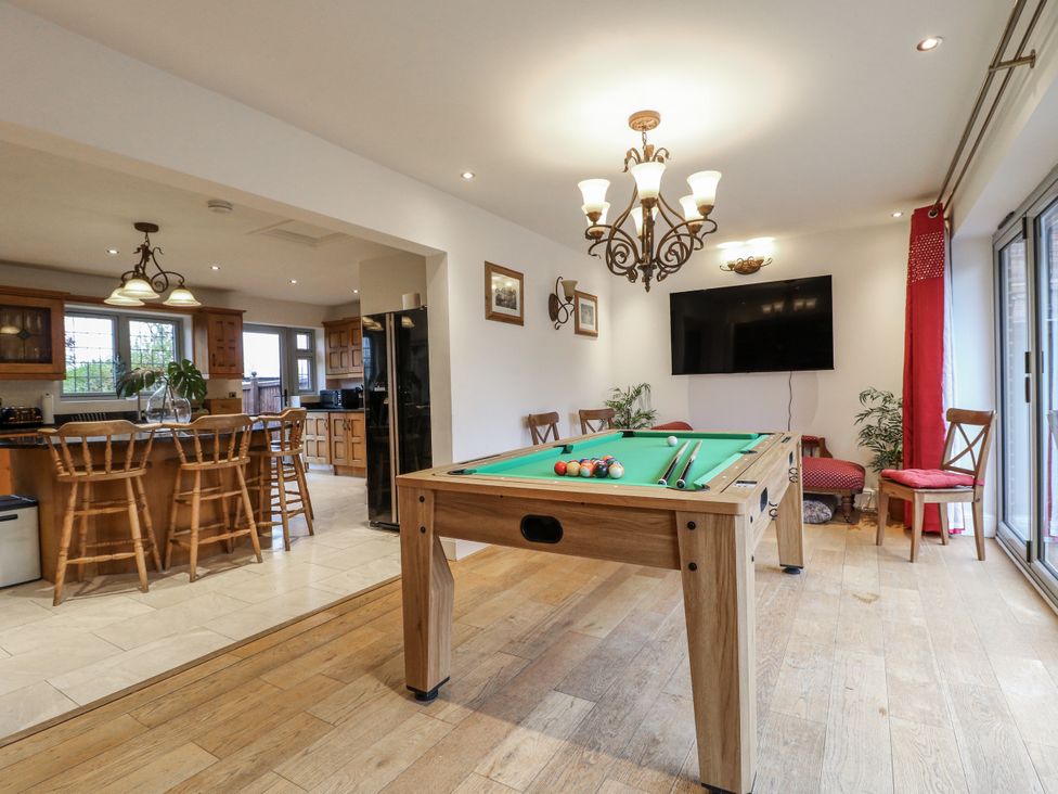 A game room with a pool table and chairs at Mellbreak Ashby-De-La-Zouch