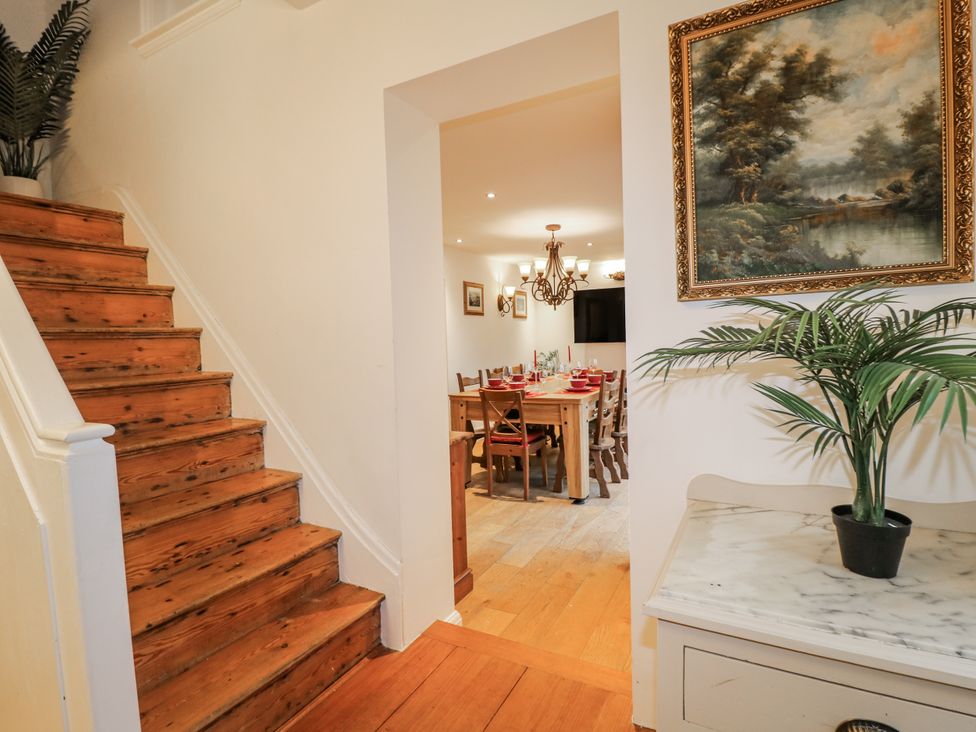A dining room with a table and chairs at Mellbreak in Ashby-De-La-Zouch