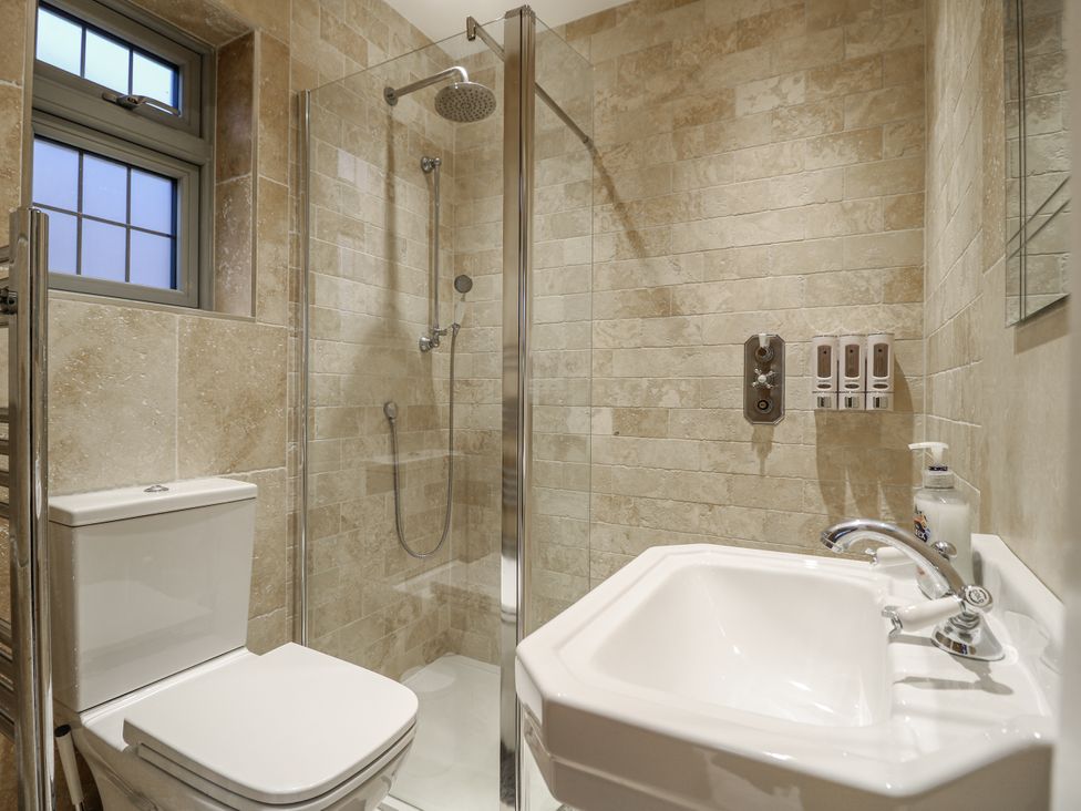 A bathroom with a shower, toilet, and sink at Mellbreak in Ashby-De-La-Zouch