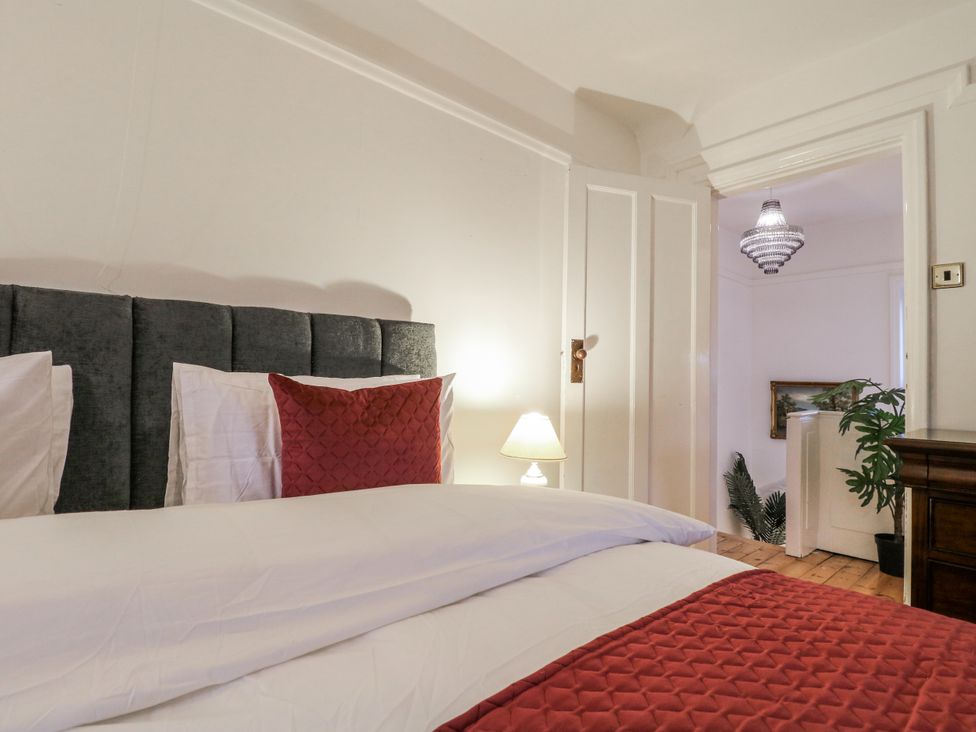 A bedroom featuring a bed with pillows and a lamp at Mellbreak in Ashby-De-La-Zouch