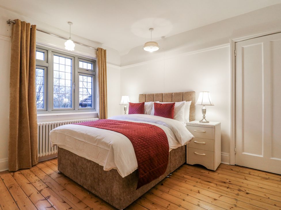 A bedroom with a bed and lamps at Mellbreak in Ashby-De-La-Zouch