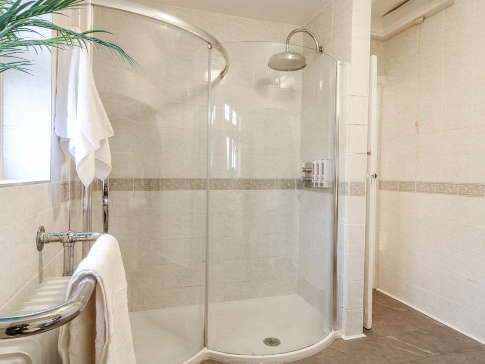 A bathroom with a shower and towels at Mellbreak in Ashby-De-La-Zouch