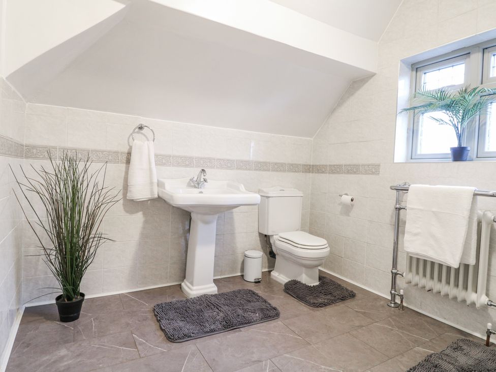 A bathroom with a sink and toilet at Mellbreak in Ashby-De-La-Zouch