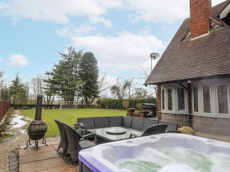 A garden with a hot tub and outdoor seating at Mellbreak in Ashby-De-La-Zouch