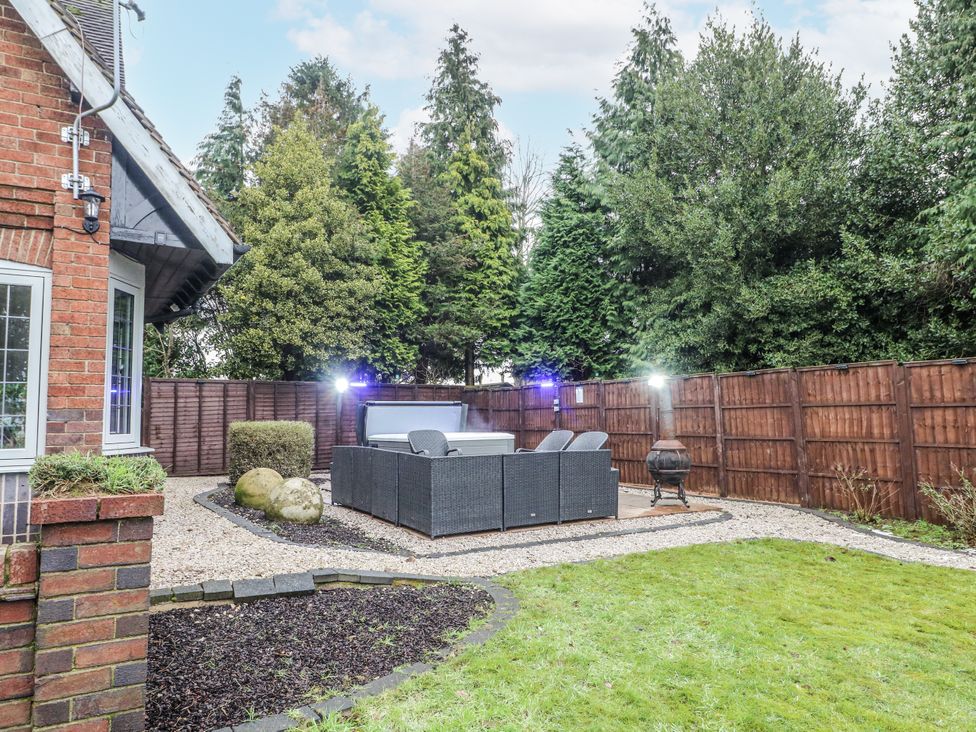 A garden with a sofa set and fire pit at Mellbreak in Ashby-De-La-Zouch