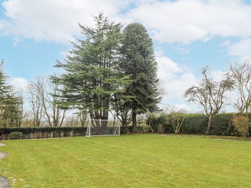 A garden with a goal post and trees at Mellbreak in Ashby-De-La-Zouch