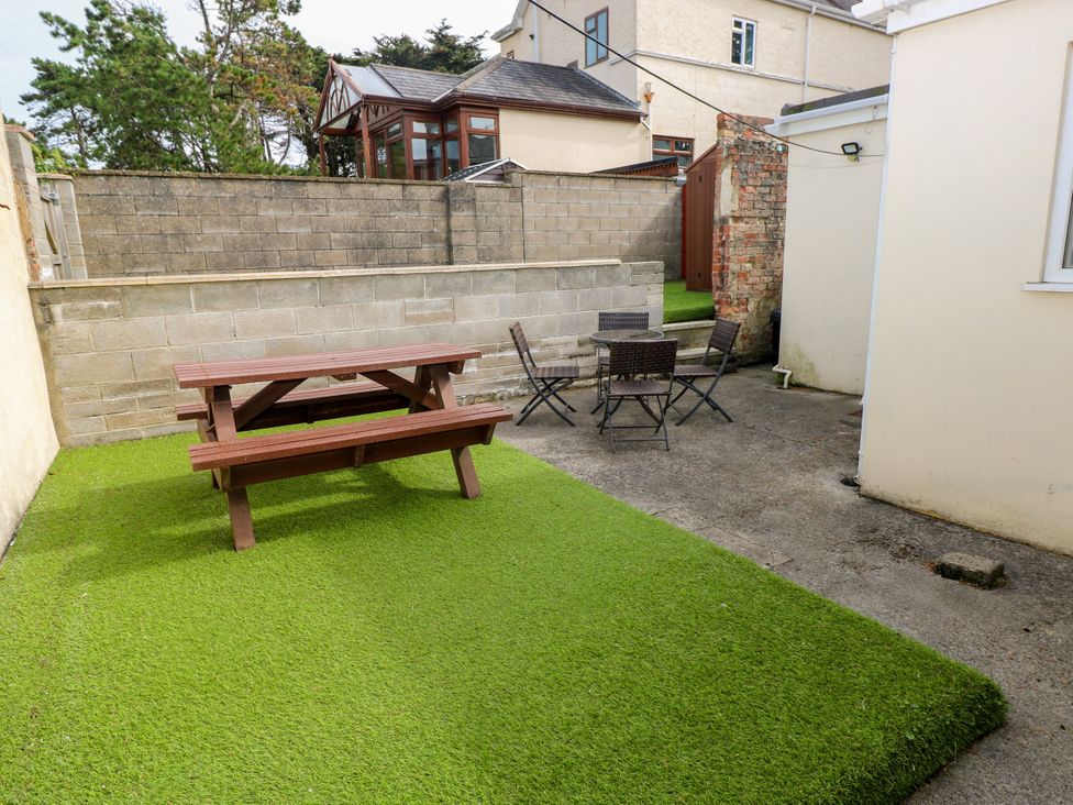 A garden with a picnic table and chairs at The Bungalow in Porthcawl