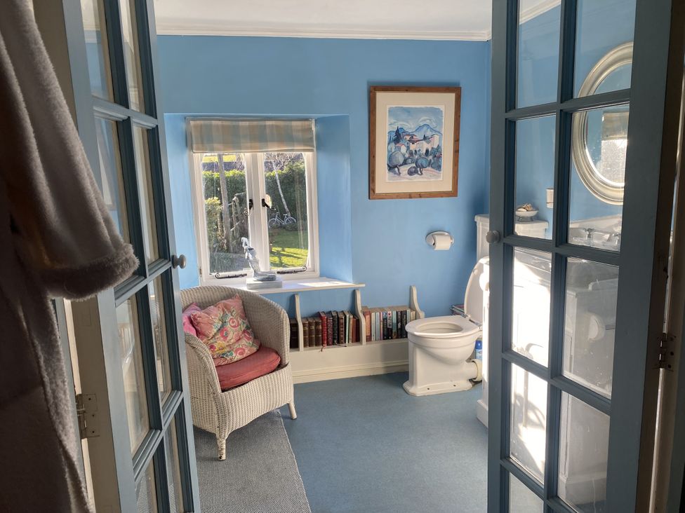 A bathroom with a toilet and bookshelf at Cefn Campstone Llanvihangel Crucorney near Abergavenny