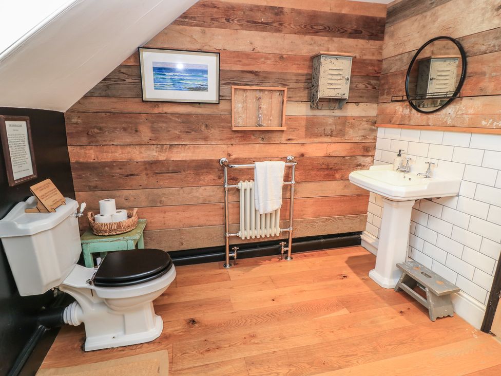 A bathroom with a sink and toilet at Cotswold House in Moreton-In-Marsh