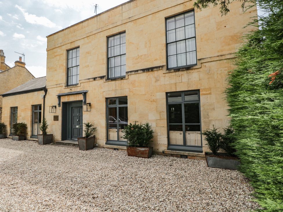A building with windows and a door in an outdoor area at Cotswold House Moreton-In-Marsh