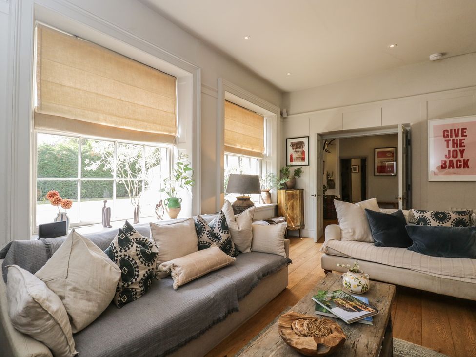 A living room with sofas and a coffee table at Cotswold House Moreton-In-Marsh