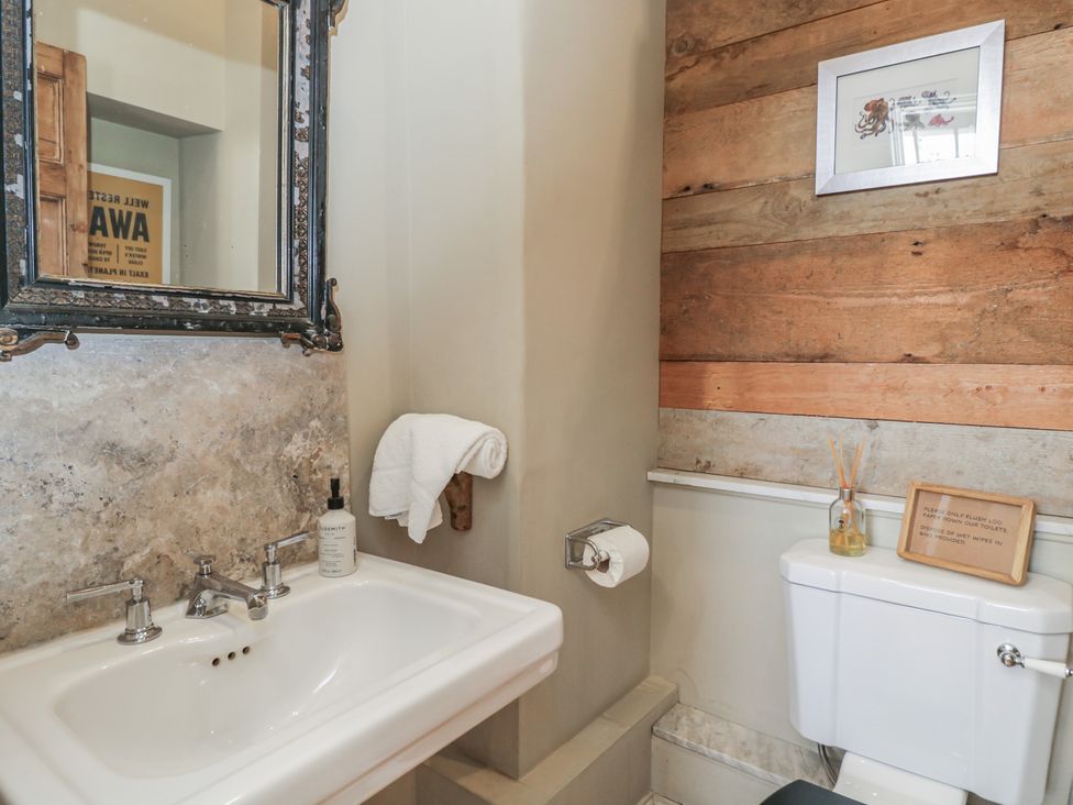 A bathroom with a sink and a toilet at Cotswold House in Moreton-In-Marsh