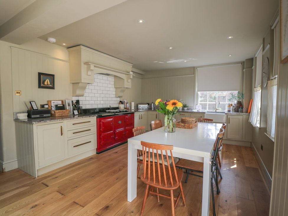 A kitchen with a table and chairs at Cotswold House in Moreton-In-Marsh