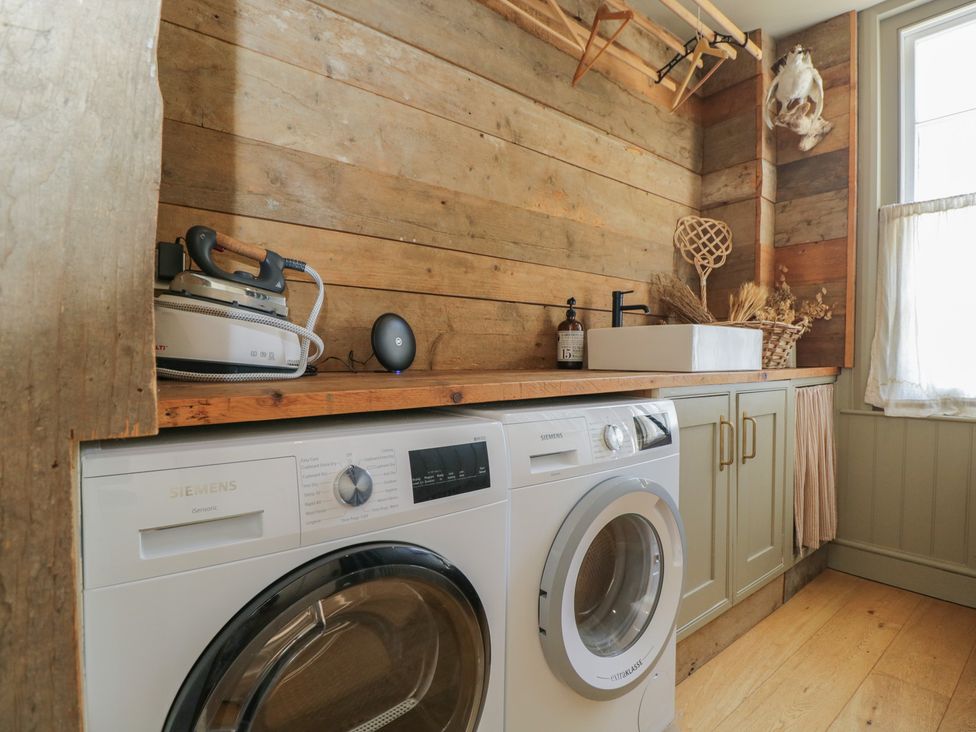 A laundry room with washing machine and dryer at Cotswold House in Moreton-In-Marsh