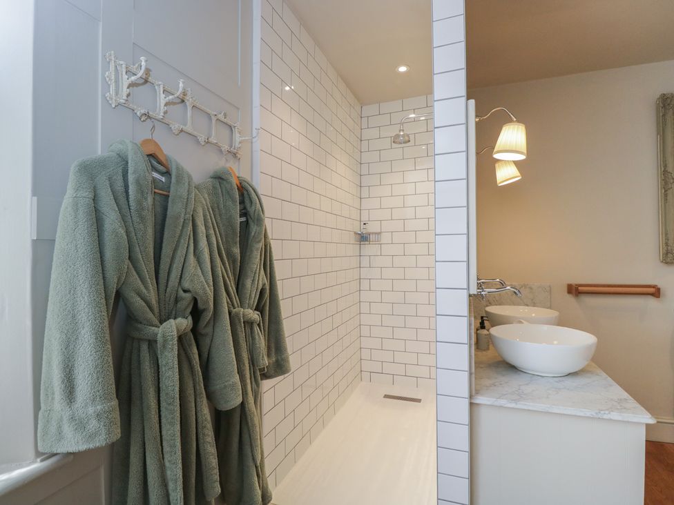 A bathroom with shower and sink at Cotswold House in Moreton-In-Marsh