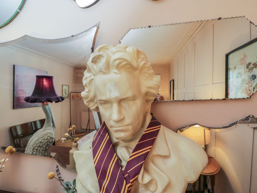 A bust and lamp in a living room at Cotswold House Moreton-In-Marsh