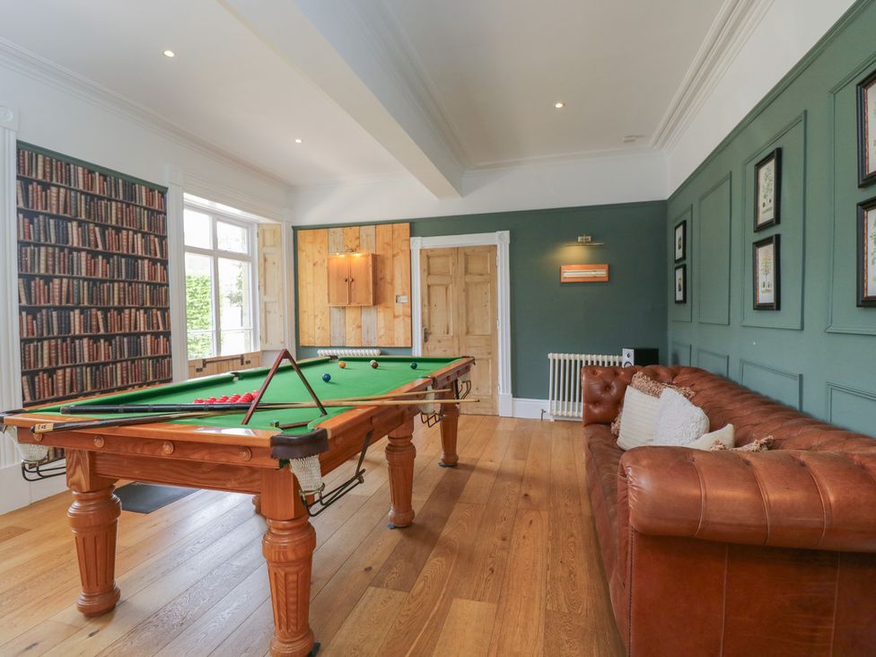 A snug with a pool table and a sofa at Cotswold House in Moreton-In-Marsh