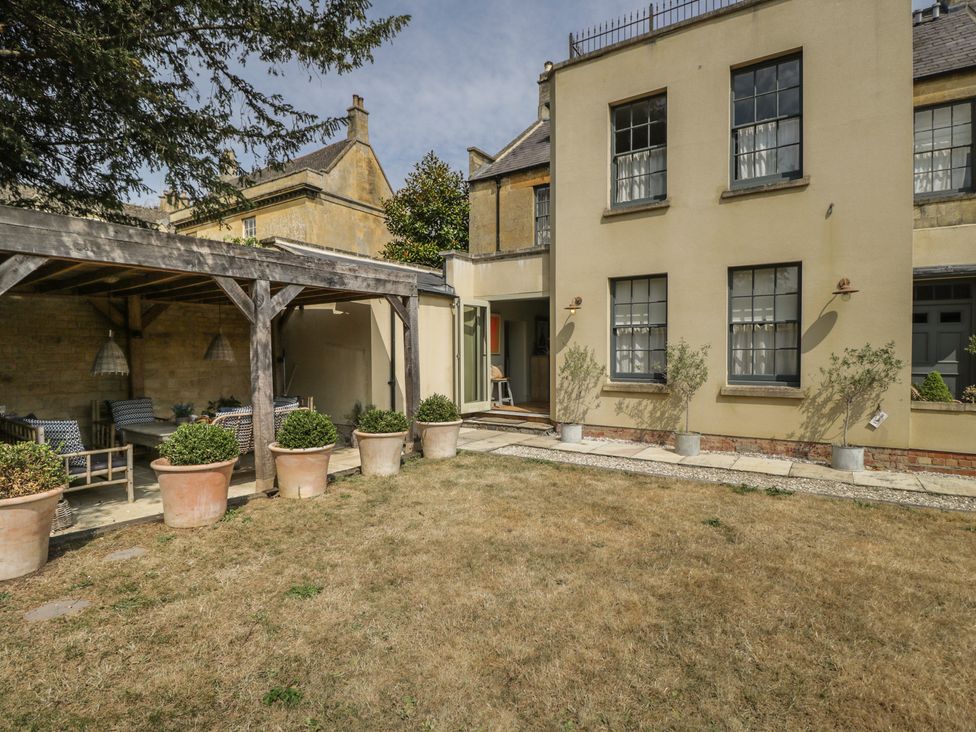 A garden with potted plants and outdoor furniture at Cotswold House in Moreton-In-Marsh