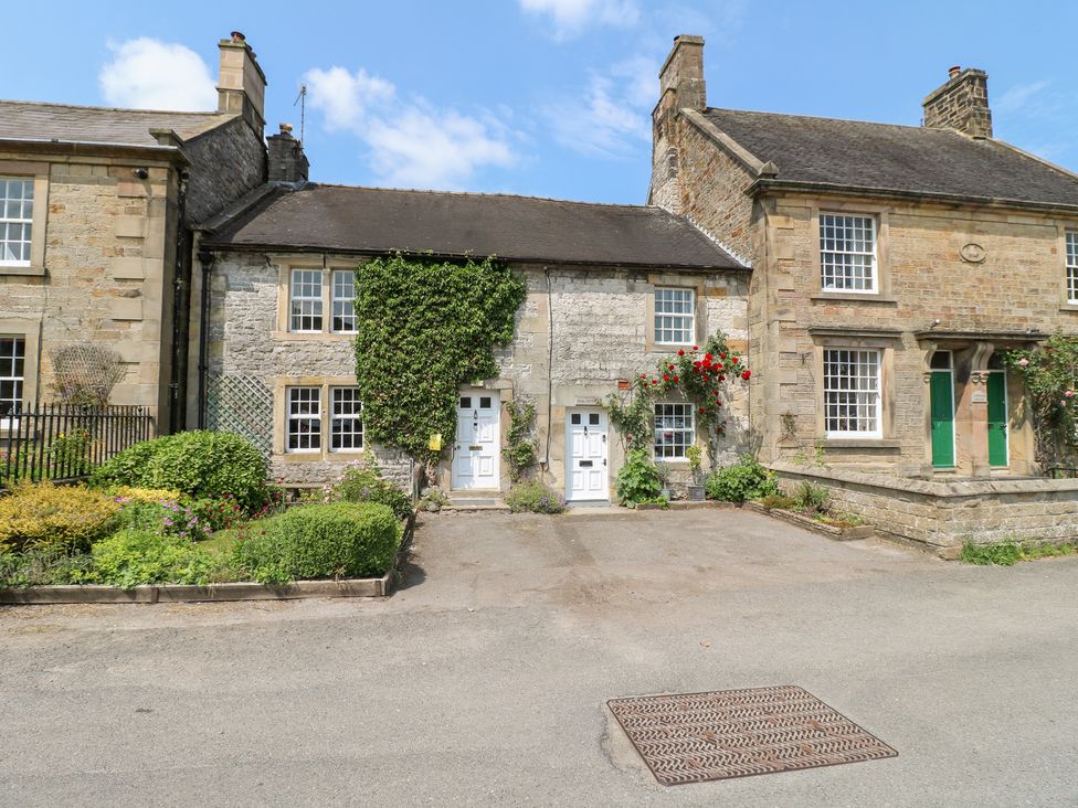 A cottage with a garden and entrance at Rose Cottage in Hartington