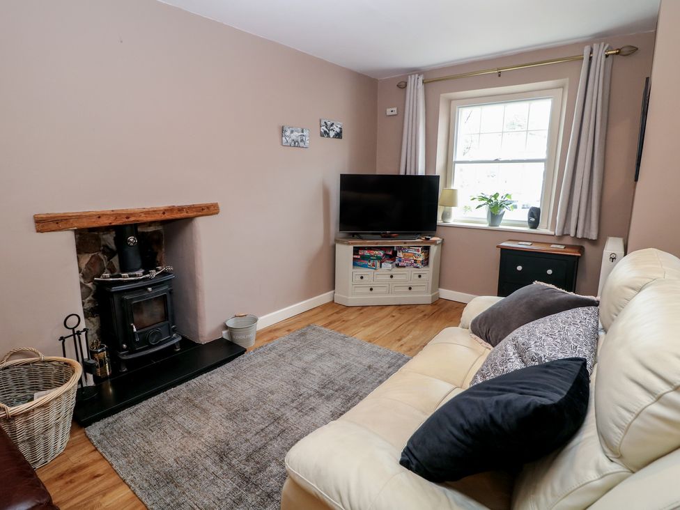 A living room with a television and a sofa at Rose Cottage in Hartington
