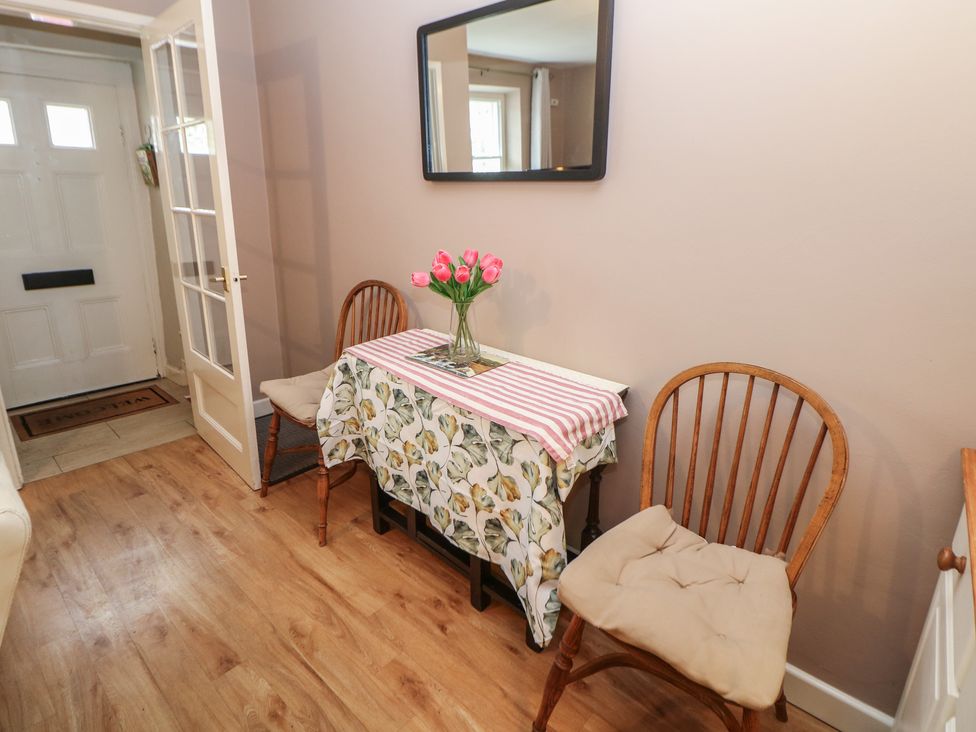 A hallway with a table and chairs at Rose Cottage in Hartington