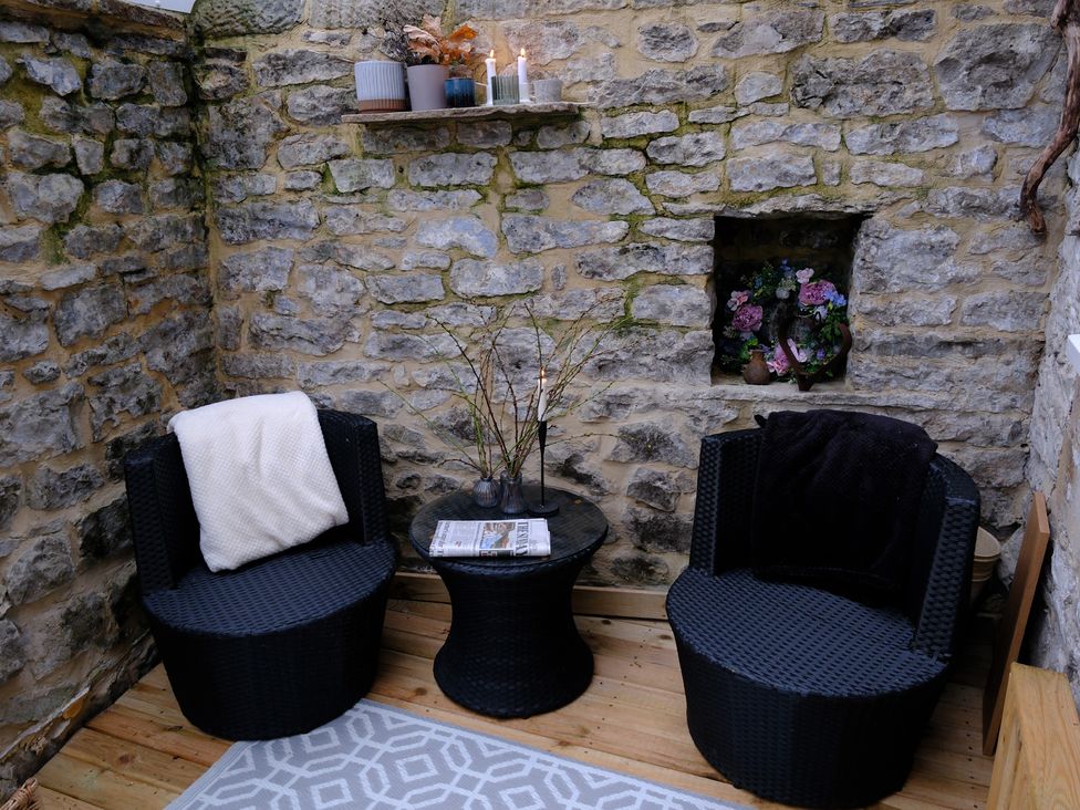 A seating area with chairs and a table at Rose Cottage in Hartington