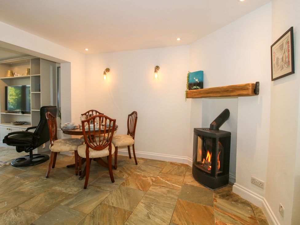 A dining room with a table and chairs at Riverside Cottage in Shrewsbury