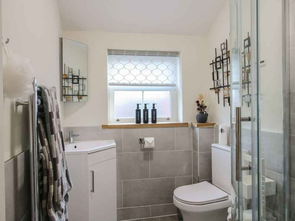 A bathroom with a shower, sink, and toilet at Riverside Cottage in Shrewsbury