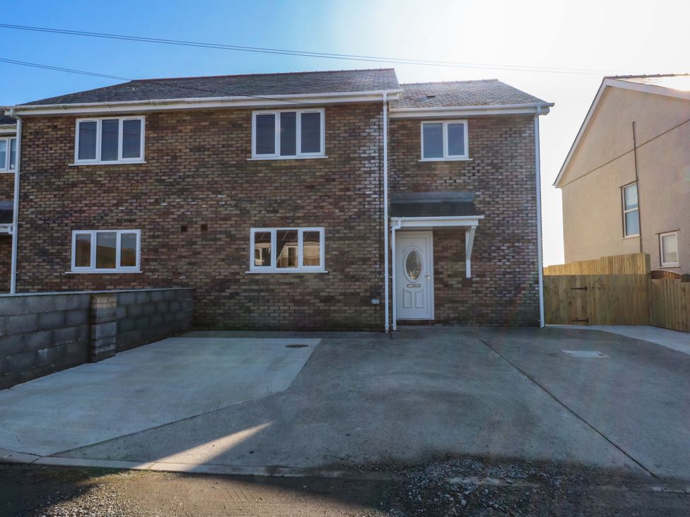 A house with a driveway at 15 Llys Tegeirian in Llangristiolus near Llangefni
