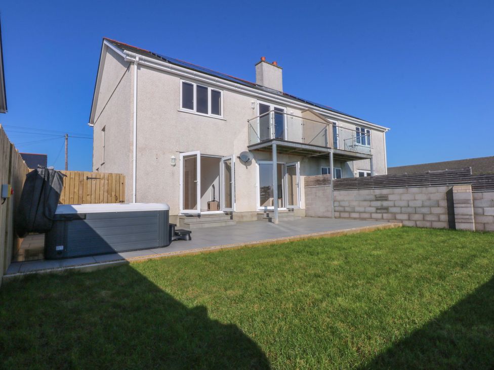 A house with a balcony and garden at 15 Llys Tegeirian Llangristiolus near Llangefni
