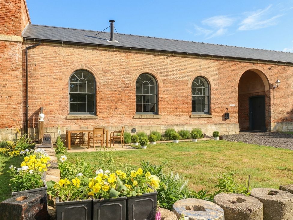 A garden with seating and flowers at West Stable in Grove near Retford