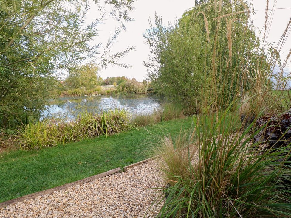 A garden with water and plants at Herbie's Shepherds Hut at Shepherds Lodge Retreat and Wellness, Bottesford near Redmile and Vale of Belvoir