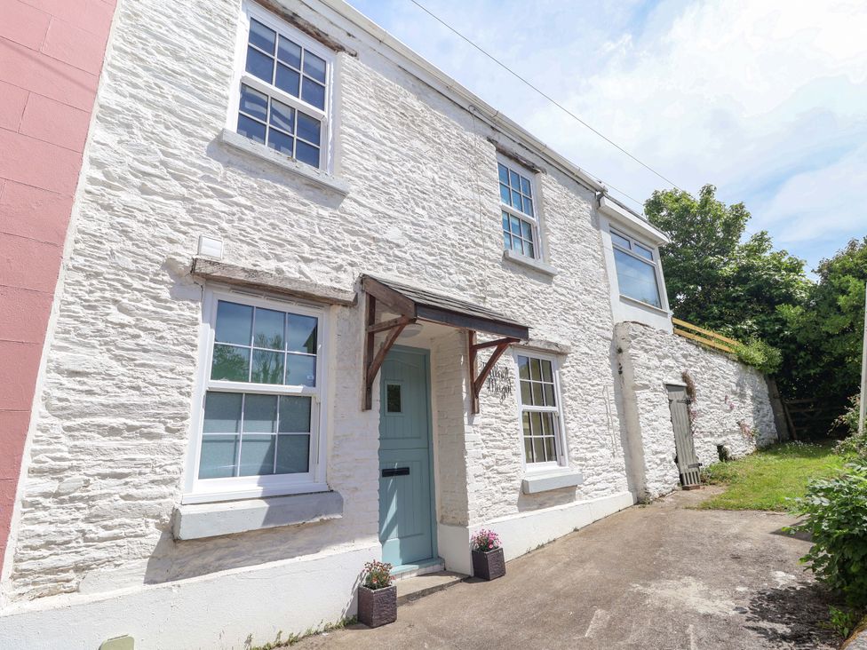 A house with a front door and windows at Walnut Major in Kingsbridge