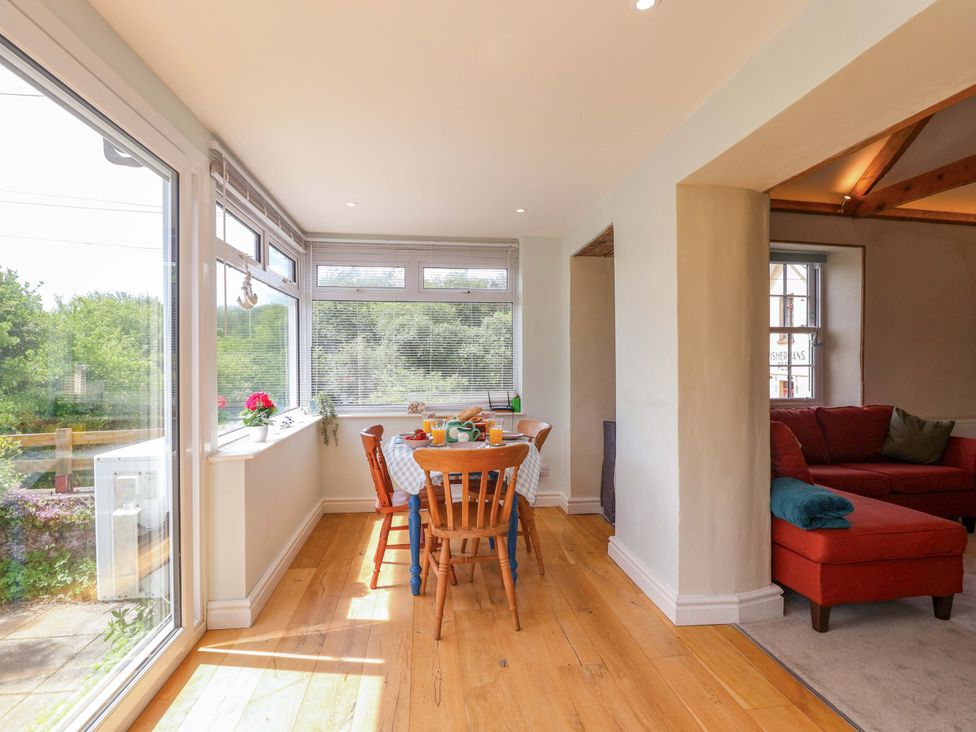 A dining room with a table and chairs at Walnut Major in Kingsbridge