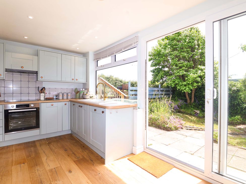 A kitchen with an oven and sink at Walnut Major in Kingsbridge