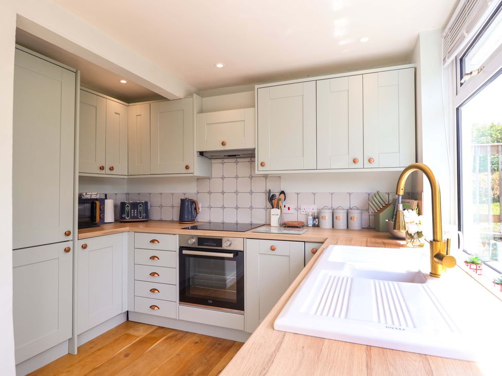 A kitchen with cabinets and appliances at Walnut Major in Kingsbridge