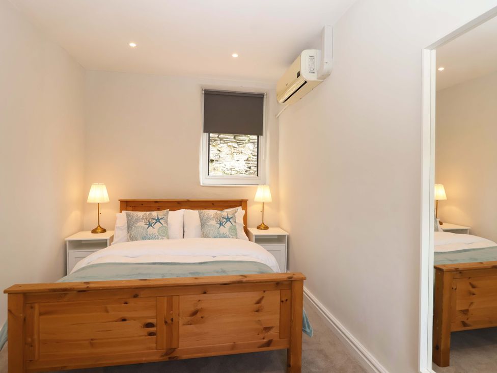 A bedroom with a bed and nightstand at Walnut Major in Kingsbridge