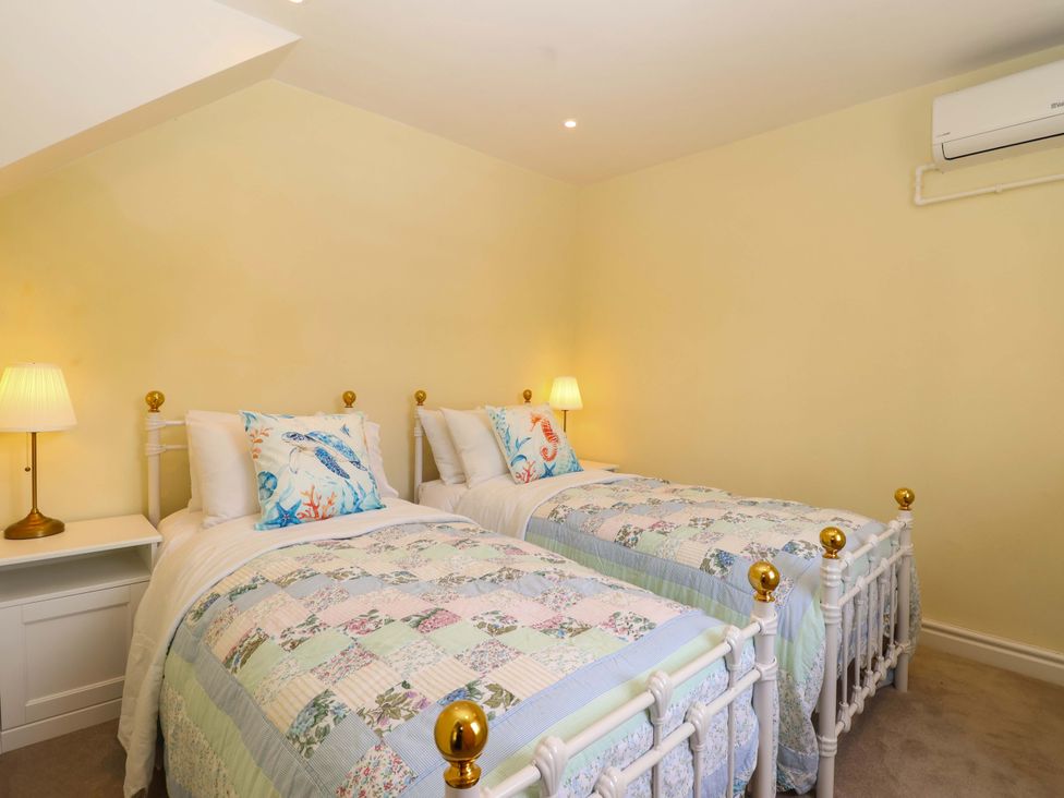 A bedroom with two beds and lamps at Walnut Major in Kingsbridge