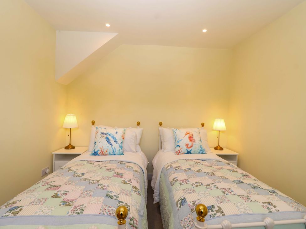 A bedroom with two beds and lamps at Walnut Major in Kingsbridge