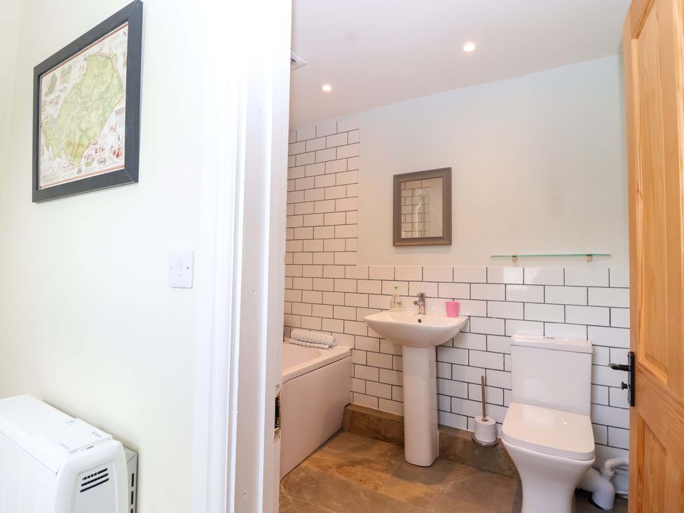A bathroom with a bathtub and sink at Walnut Major in Kingsbridge